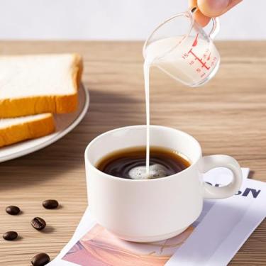 Imagem de Mini copo medidor de plástico vermelho graduado de 15 ml com alça