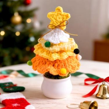 Imagem de Árvore de Natal feita à mão em vaso de crochê, linda árvore de Natal tricotada em vasos de plantas artificiais, presentes de decoração de Natal (gradiente amarelo)