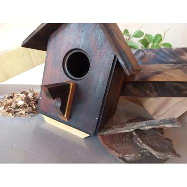 Imagem de Casinha de passarinho em madeira de lei - demolição - maciça - peroba e canela - acabamento premium - anti cupim 13x18x23cm - contraste entre cores - durável - uso interno e externo