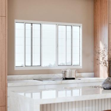 Imagem de Janela de Aço de Correr Central 4 Folhas com Grade Quadrada e Fecho Embutido Branco