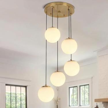 Imagem de Lustre pendente moderno de 5 lâmpadas com globos de vidro, acabamento dourado escovado, estilo meados do século XX, com detalhes em vidro branco leitoso. Ideal para escadas, salas de jantar