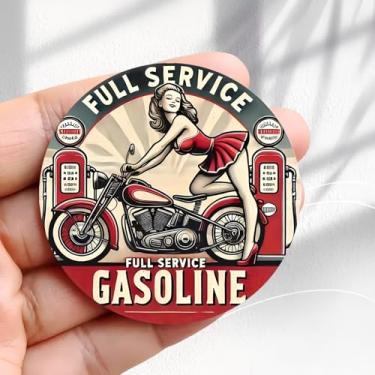 Imagem de Ímã de geladeira vintage Full Service Gasolina Pin Up Girl Design - Adesivo redondo de acrílico de 5,8 cm para geladeira, presente de decoração retrô, tamanho perfeito para geladeira, armário ou