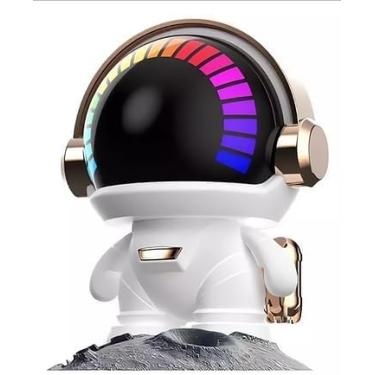 Imagem de Mini Caixinha de som Astronauta Com Led RGB astronauta serve tambem como item de decoração.