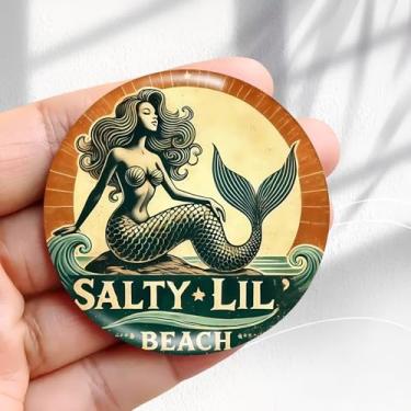 Imagem de Ímã de geladeira vintage Salty Lil Beach Design - Adesivo redondo de geladeira de resina acrílica de 5,8 cm, presente de decoração retrô, tamanho perfeito para geladeira, armário ou qualquer