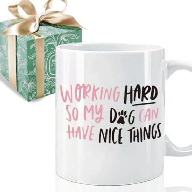 Imagem de Puouoonyi Caneca Working Hard So My Dog Can Have Nice Things, presente para mãe de cachorro, caneca de café engraçada presente para amantes de cães, presentes de cães para mulheres 325 ml