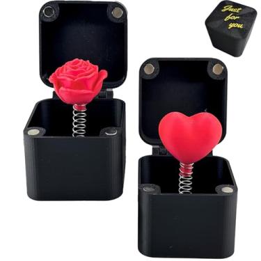 Imagem de 2 pacotes de rosas vermelhas e coração vermelho do amor em uma caixa, caixa de presente surpresa, revelação surpreendente, dê aos outros uma surpresa diferente, presentes de aniversário de Natal e