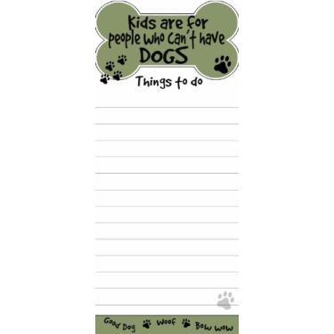 Imagem de O bloco de notas magnético "Kids Are For People That Can't Have Dogs" com formato exclusivo e adesivo mede 20 x 8,5 cm