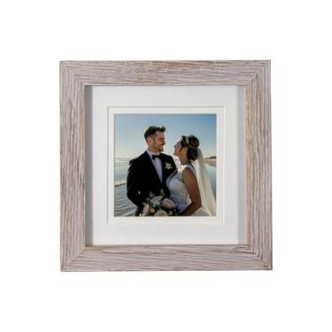 Imagem de Mekenluo Porta-retrato rústico retrô de madeira 15 x 15 cm com suporte de parede de acrílico e exibição de mesa, moldura feita à mão com tapete para exibição de fotos de formatura, imagem de família