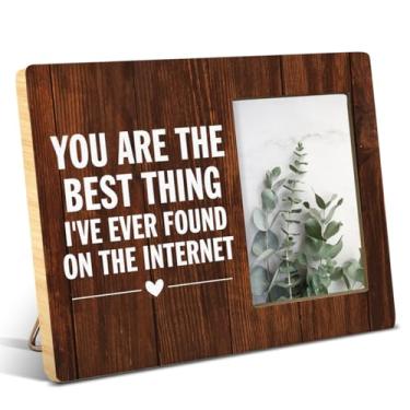 Imagem de NGAEAK I Love You Gifts for Him Her, Presente para esposa, marido, namorada, namorado, romântico, You Are the Best Thing I've Found on the Internet, Love Wood Picture Frame, Display Photo 10 x 15 cm