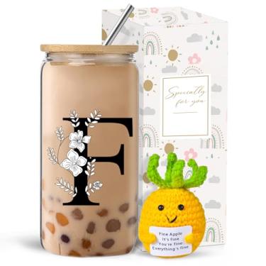 Imagem de Copo de vidro com inicial monograma com tampas e canudos, conjunto de presente personalizado com boneca, xícara de café gelado de 473 ml para mulheres, presente de aniversário, Natal, Dia das Mães