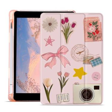 Imagem de AdorableWhimsy Linda capa de colagem para iPad 9ª/7ª/8ª/8ª geração (2021/2020/2019 10,2 polegadas) capa protetora estética preppy suporte triplo couro rosa macio com suporte para lápis