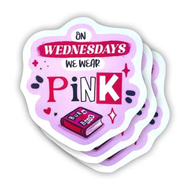 Imagem de (3 peças) On Wednesdays We Wear Pink Sticker Sarcástico Motivational Sayings Decalque de vinil com citação humorística para Kindle, laptop, garrafa de água, capacete rígido de telefone, adesivo de