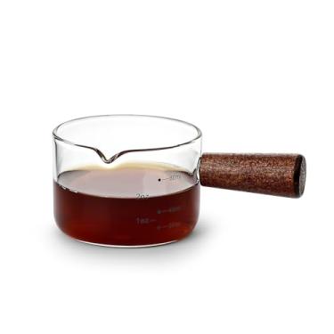 Imagem de Denovin Copos de dose expresso, copos medidores de 75 ml para espumar leite com cabo de madeira, bico em forma de V, jarra de vidro com balança (transparente)