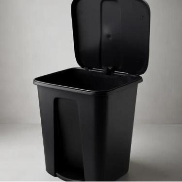 Imagem de Lixeira com Pedal 16 Litros Preta  Plástico Reforçado, Design Moderno 