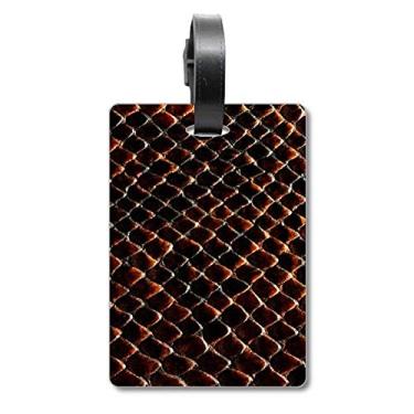 Imagem de Escamas de pele de cobra preta escura com etiqueta para cartão de bagagem