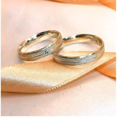 Imagem de Aliança Prata Modelo Winter 5 mm 1 Filete Meio Feminina 1 Pedra Diaman