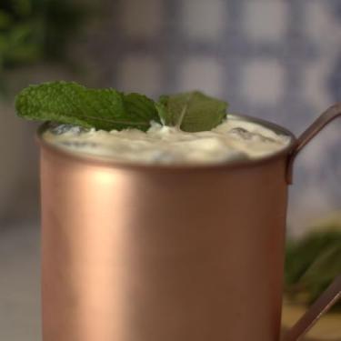 Imagem de Caneca Moscow Mule em Aço Inox, Marrom, 350ml, Parede Dupla, Estilo Moderno, Base em Madeira, para Bebidas e Drinks