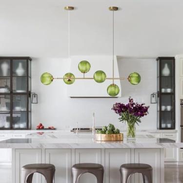 Imagem de Luminária pendente linear estilo meados do século XX, dourada, com 6 lâmpadas, lustre Sputnik de vidro verde e altura ajustável. Ideal para cozinha, sala de estar e sala de bilhar.