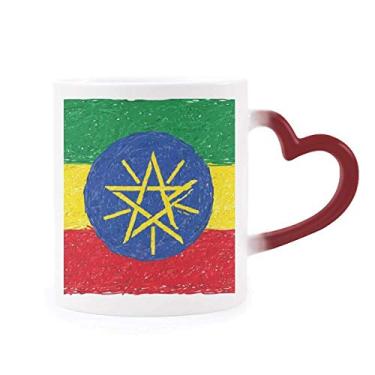 Imagem de Caneca listrada com estampa de giz de cera com bandeira da Etiópia e caneca sensível ao calor que muda de cor vermelha
