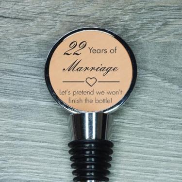 Imagem de Rolha de garrafa de aniversário de 22 anos, rolha de vinho gravada para aniversário de cobre (vamos fingir que não vamos terminar a garrafa)