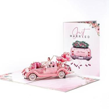 Imagem de Elegante 3D Pop-Up Just Married Cartão de Casamento Vintage Rosa Design de Carro com Noiva Noivo Detalhes Florais e Balões de Coração Presente de Parabéns Perfeito para Recém-casados ou Aniversários