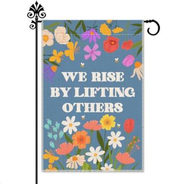 Imagem de Hafhue Bandeira de jardim We Rise By Lifting Outros, bandeira dupla face de 30,5 x 45,7 cm para decoração de gramado para quintal, presentes para ativistas feministas, faixa de bondade e igualdade