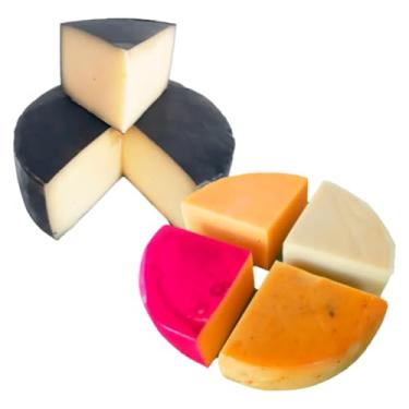 Imagem de Combo Queijo Parmesão Capa Preta Artesanal e Kit Napolitano 4 sabores da Canastra - 1kg