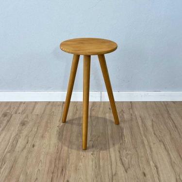 Imagem de Mesa Lateral Redonda com Pé Palito de Madeira Nozes - ArtFactory Desig