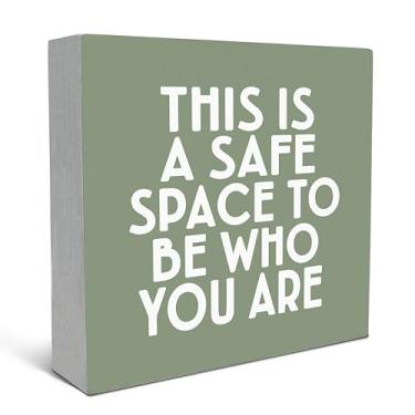 Imagem de SRADMO Decoração de sala de aula boho, este é um espaço seguro para ser quem você é, caixa de madeira, decoração de mesa, placa de madeira inspiradora para prateleira de sala de aula, acessórios