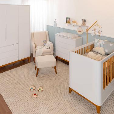 Imagem de Kit Quarto Infantil Boom com Pés Square Mel - Berço + Guarda-Roupa + Poltrona de Amamentação Balanço Ginga  + Puff Ginga + Cômoda 4 Gavetas Quarto Infantil Boom Berço + Armário + Poltrona + Puff + Cômoda 4 Gavetas