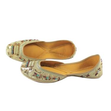 Imagem de Indian Marketplace Sapatilha feminina tradicional feita à mão, bege bordada, com design de contas de lantejoulas, Preto e dourado, 36