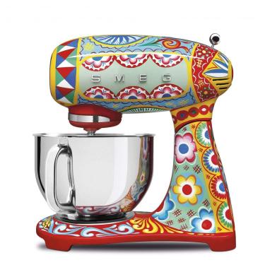 Imagem de Batedeira planetária 4,8L Smeg Dolce & Gabbana Sicily Is My Love retrô com 10 velocidades e tigela inox, 600W, 110V
