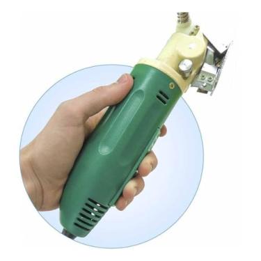 Imagem de Máquina de Cortar Tecidos Elétrica Disco Bananinha - 2 Polegadas 220v Design Leve Esta Tesoura Elétrica Facilita O Trabalho De Costureiros Alfaiates Artesãos Oferecendo Cortes Rápidos Eficientes