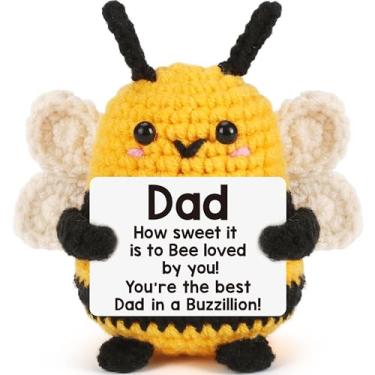 Imagem de LEJIAJINW Fathers Day Dad Gifts for Daddy, Bonus Dad, Husband, Step Dad, New Dad, Dad Birthday Gift, Funny Dad Stocking Stuffers for Men, Mini Cute Handmade Crochet Positive Bee