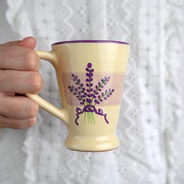 Imagem de City to Cottage Cerâmica roxa e creme feita à mão lavanda floral café, chá, caneca de latte, copo com alça grande, exclusivo 200 ml cerâmica de designer para amantes de chá