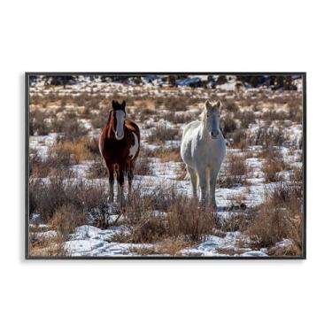 Imagem de Stupell Industries "Par de cavalos arcos na neve", arte giclée emoldurada, preta, 45,7 x 30,5 cm
