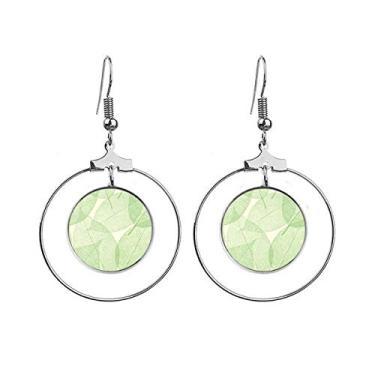 Imagem de Brincos com estampa de folhas brancas e verdes com argola pendurada, joia com círculo