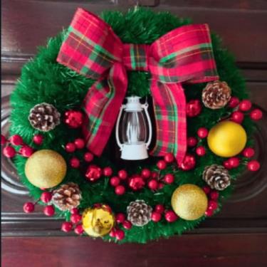 Imagem de Guirlanda de Natal Luxo Reforçada 37cm – Enfeite de Porta e Decoração Natalina Elegante com Pinhas e Bolas