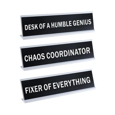 Imagem de Seekamit Desk of Humble Genius Chaos Coordinator Fixer Everything Sinais de mesa engraçados para escritório 3 peças placas de identificação divertidas e inovadoras placas, colegas de trabalho,