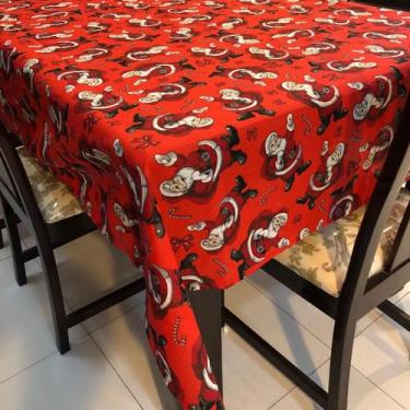 Imagem de Toalha de Mesa Retangular Gorgurinho Papel Noel Fundo Vermelho - 2,20m