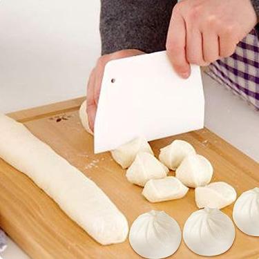 Imagem de 3 peças de raspador de massa de plástico branco trapezoidal creme raspador de manteiga cortador de massa espátulas de bolo ferramentas de cozinha multifuncionais para assar pão e bolo