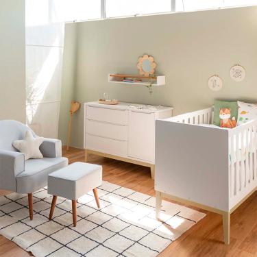 Imagem de Kit Quarto Theo com Pés Square Natural - Berço Mini Cama + Cômoda 3 Gavetas e 1 Porta + Poltrona de Amamentação Capri com Puff - Branco