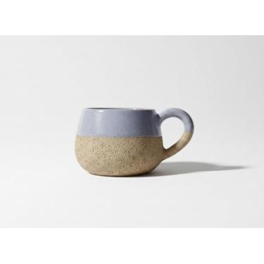 Imagem de Xícara de Chá Artesanal em Cerâmica, Acabamento Rústico Texturizado, tom Lilás, Design Bicolor com Esmalte Reativo