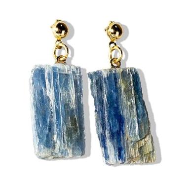 Imagem de Artesanato, Brinco Cianita Azul Pedra Bruta Natural Tarraxa Dourado 20mm