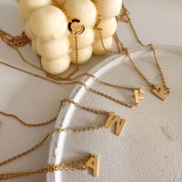 Imagem de Colar letra de lado banhado em ouro 18k - Casllu Semijoias