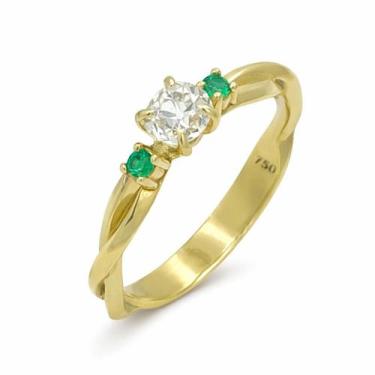 Imagem de Anel em Ouro 18k com Aro Torcido, Diamante de 0,57 Quilates e 2 Esmera