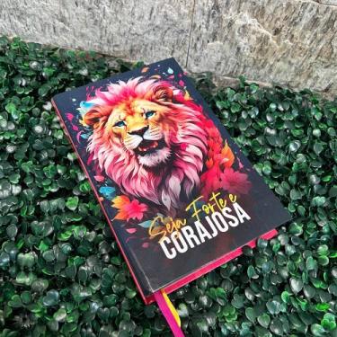 Imagem de Bíblia Feminina Leão Seja Forte e Corajosa Lateral Rosa LETRA HIPER GI