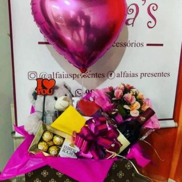 Imagem de Kit Cesta de Presente Pelucia Grande Chocolate Vinho taça Acrilico - A