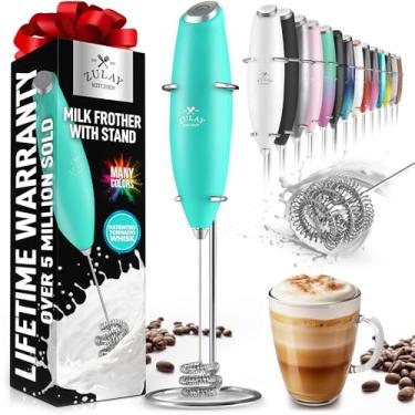 Imagem de Zulay Kitchen Tornado Whisk Milk Frother Handheld - Coffee Frother Wand Com Suporte - Triple Whisk Hand Held Mixer - Agitador Elétrico Para Espumar Café Com Leite, Matcha, Proteína Em Pó - Caribbean