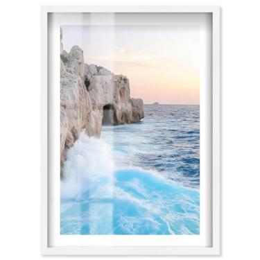 Imagem de Fotografia de viagem Coastal Crash I Shadowbox Print por Notoriart, moldura branca, 43 x 63 cm